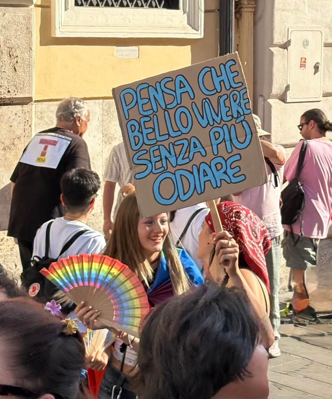 Roma Pride 2026, neanche il caldo estremo, fialette urticanti e provocazioni fermano l’Onda rainbow - Roma Pride cartello - Gay.it