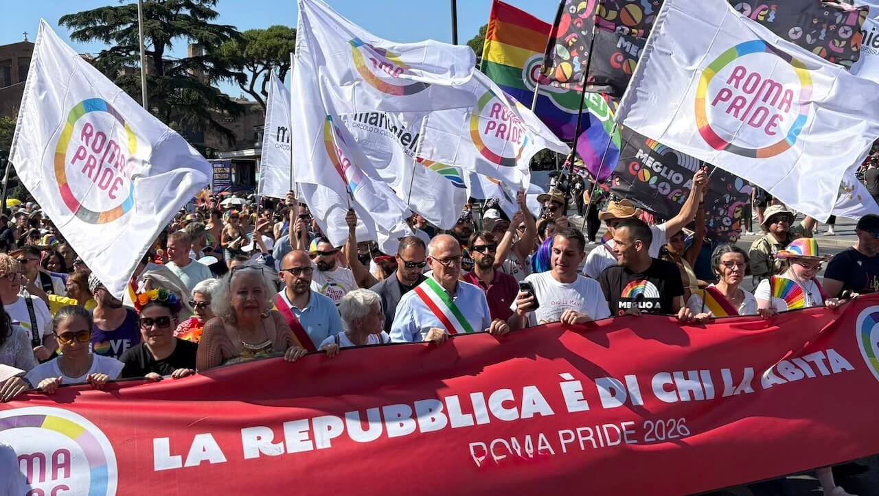 Roma Pride 2026, neanche il caldo estremo, fialette urticanti e provocazioni fermano l’Onda rainbow - Roma Pride - Gay.it