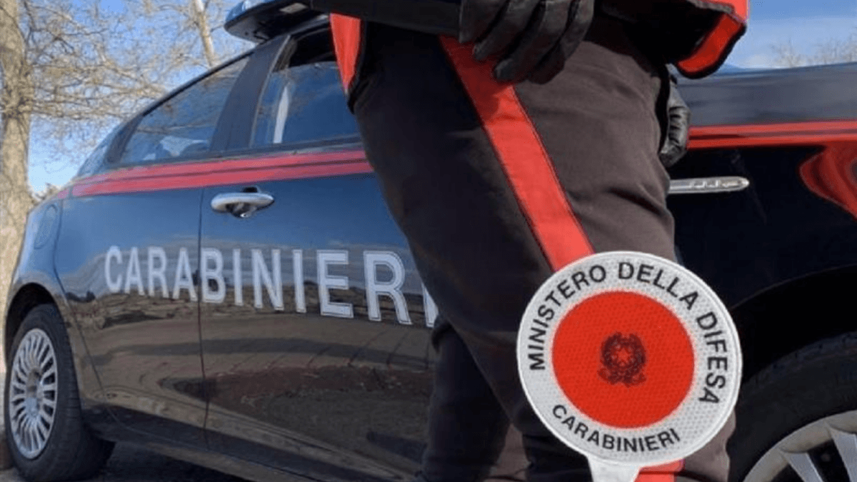 Due carabinieri a processo: insulti omofobi, testate e video cancellati durante un controllo