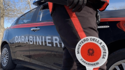 Due carabinieri a processo: insulti omofobi, testate e video cancellati durante un controllo
