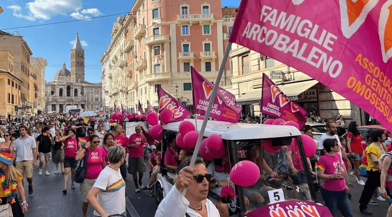 Al Roma Pride spray urticanti contro Famiglie Arcobaleno e Gender X, le immagini dal carro - famiglie arcobaleno - Gay.it