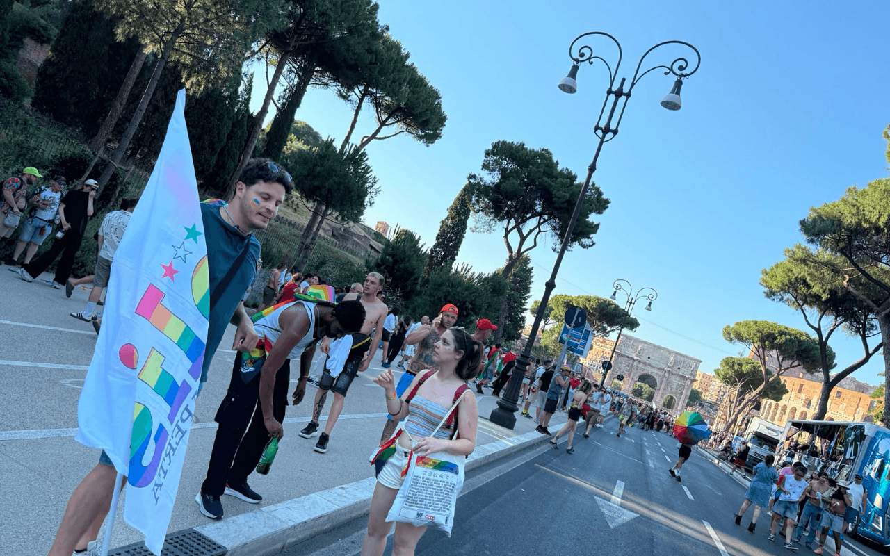 Il Pride fermo dopo lo spray urticante: le persone vengono allontanate dai carri - foto Gender X