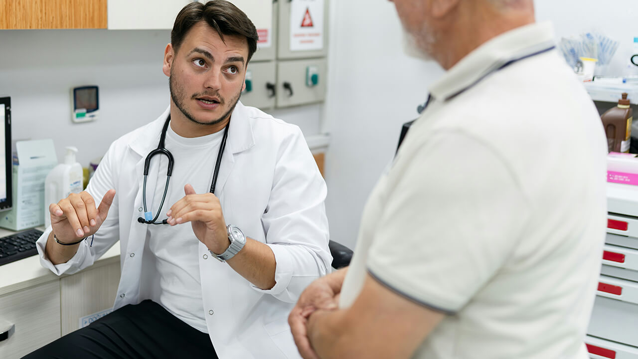 Salute, sesso e terapia: cosa significa vivere bene con l'HIV. Parlano due infettivologi - relazione medico paziente hiv - Gay.it