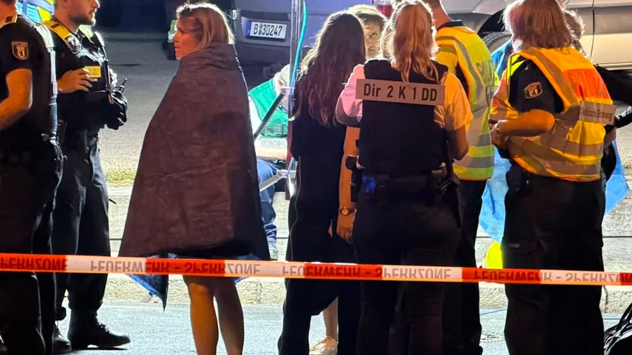Berlino, furgone sulla folla al Pride: una vittima, tre in pericolo di vita, 16 feriti. Caccia al sospettato - Berlino pride attentato luglio 2026 feriti - Gay.it