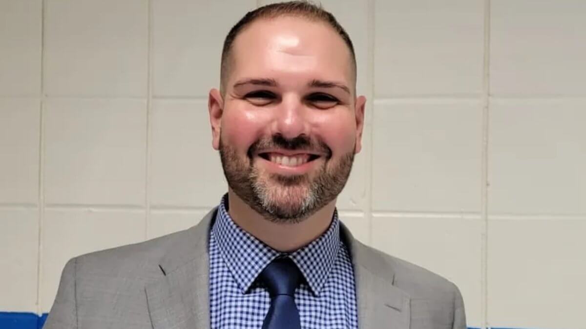Licenziato dalla scuola perché gay, ottiene 265.000 dollari di risarcimento e 301.000 dollari di arretrati - John Berenato - Gay.it