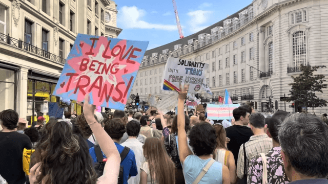 London Trans+ Pride da record, 150.000 partecipanti: "La nostra gioia è più forte del loro odio" - London Trans Pride March 2026 - Gay.it
