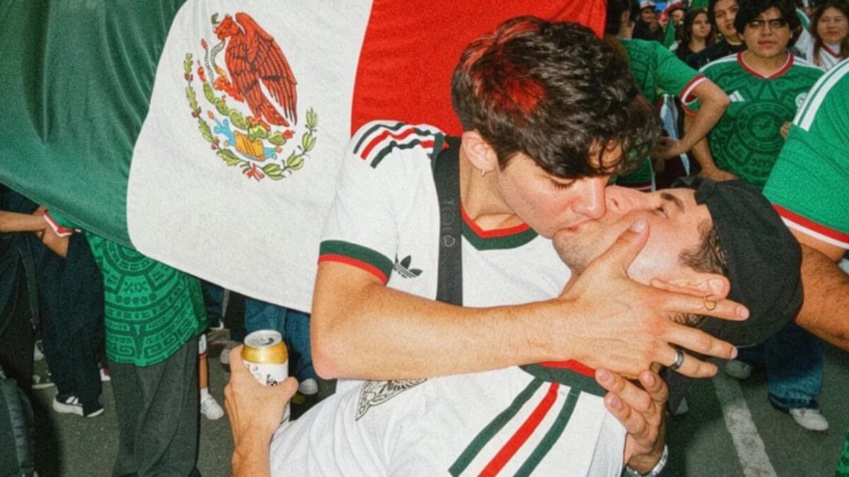 Issac, Edson e il bacio che è diventato simbolo di amore universale ai Mondiali di Calcio - Messico bacio gay ai mondiali - Gay.it
