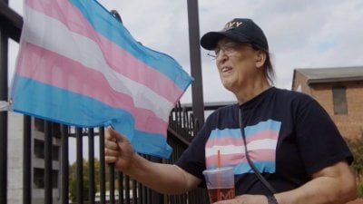 Monica Helms e la creazione della bandiera trans, genesi di un simbolo per un’intera comunità