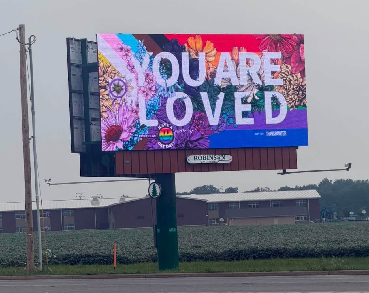 "Nessun bambino ha due papà o due mamme", polemiche sui cartelloni anti-LGBTQIA+ - Ohio cartellone - Gay.it