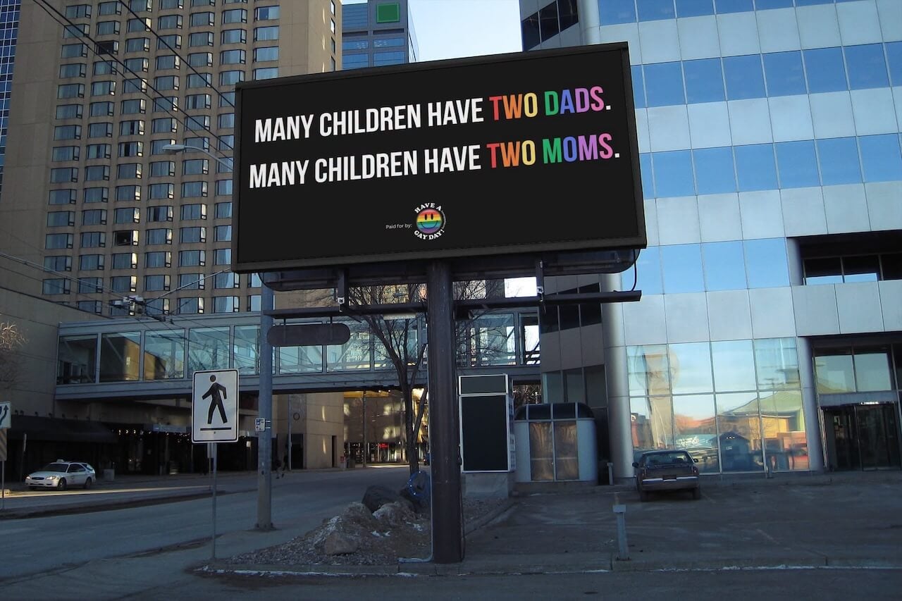 "Nessun bambino ha due papà o due mamme", polemiche sui cartelloni anti-LGBTQIA+ - Ohio cartelloni - Gay.it