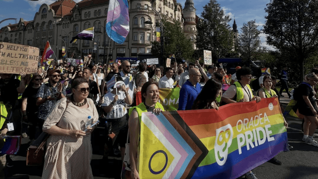 Oradea Pride in Romania, 700 persone in piazza anche se vietato. Multe dalla polizia. - Oradea Pride in Romania - Gay.it