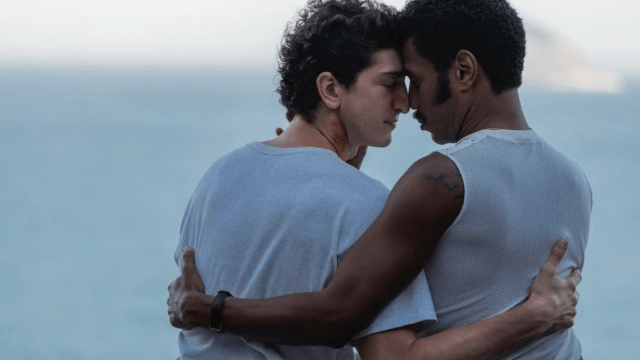 Oxygen Masks Will (Not) Drop Automatically, la serie sugli steward che negli anni '80 contrabbandarono farmaci contro l'hiv - Oxygen Masks Will Not Drop Automatically 1 - Gay.it