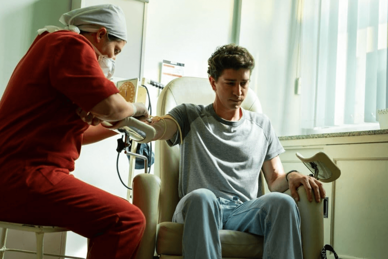 Oxygen Masks Will (Not) Drop Automatically, la serie sugli steward che negli anni '80 contrabbandarono farmaci contro l'hiv - Oxygen Masks Will Not Drop Automatically 2 - Gay.it