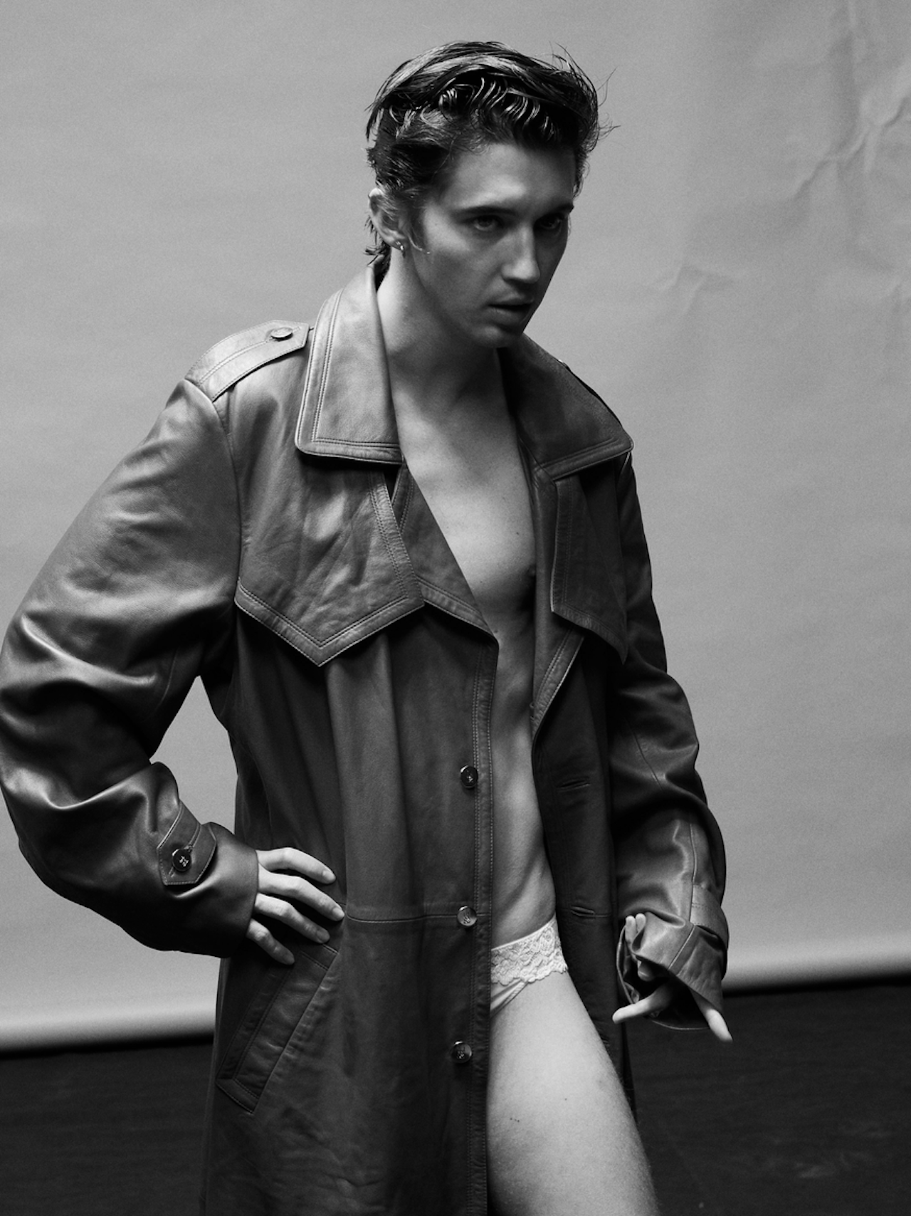 Troye Sivan, in slip di pizzo per il lancio della nuova era discografica con The Shards - Troye Sivan in slip di pizzo per il lancio del nuovo album - Gay.it