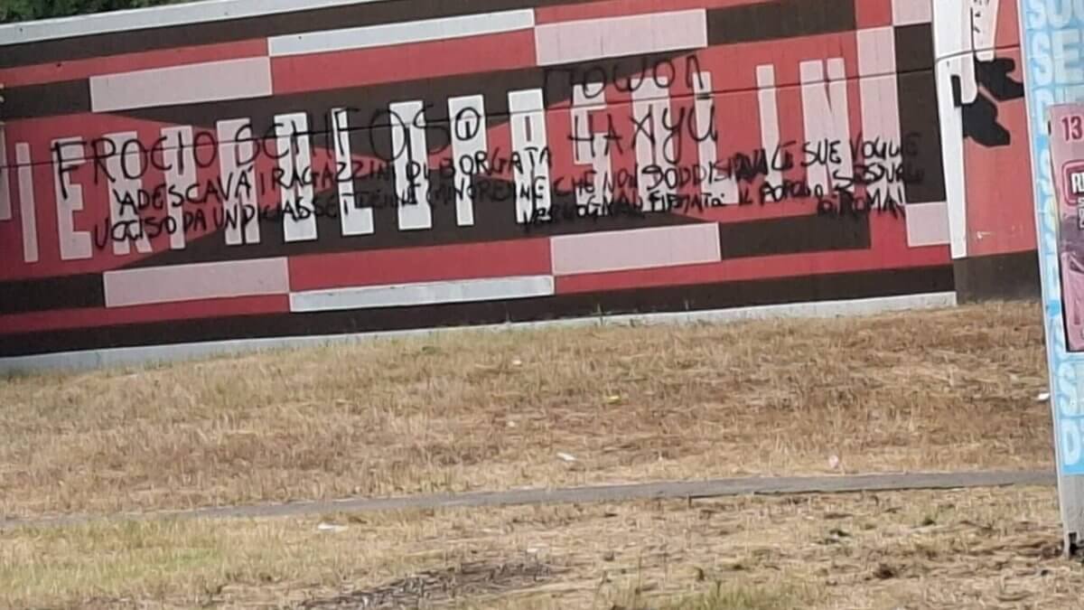 Roma, vandalizzato il murale di Pasolini: "Fr*cio schifoso" - Vandali murale Pasolini Santa Maria del Soccorso - Gay.it