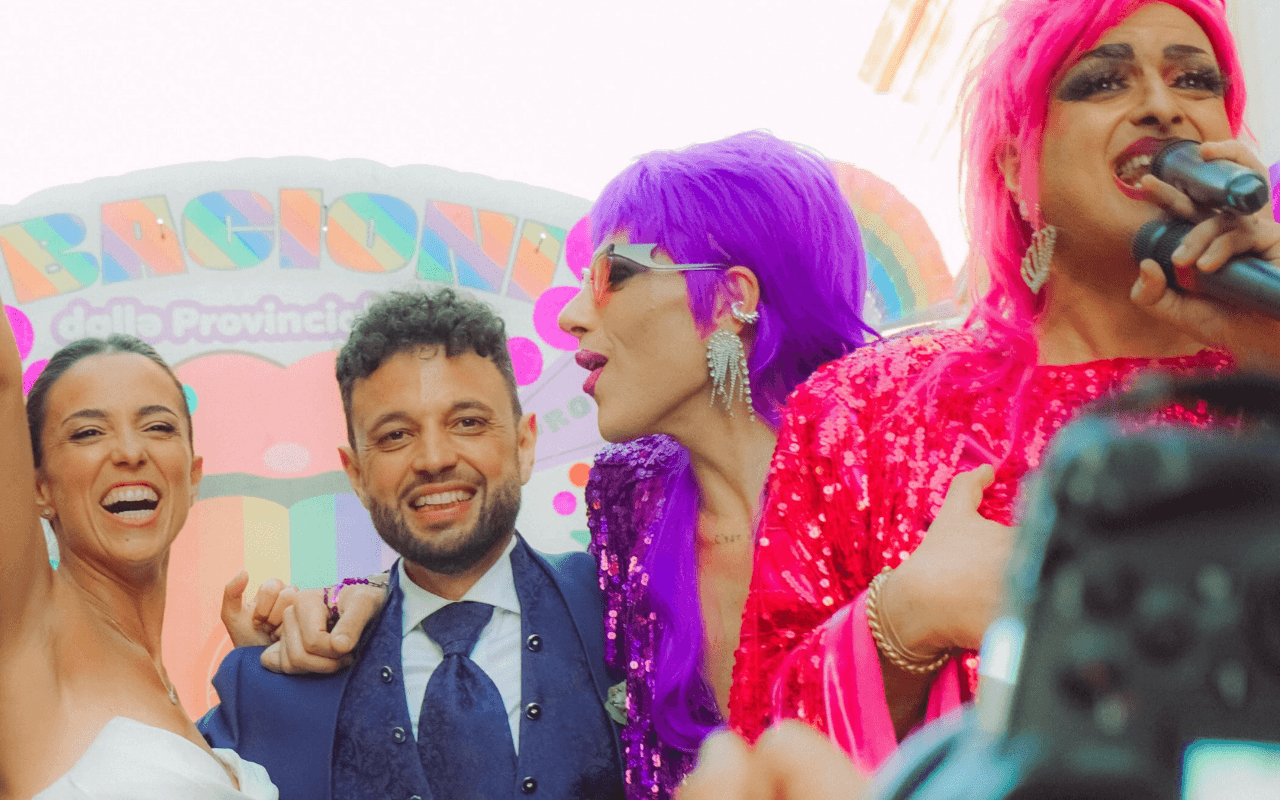 Coppia di neo sposi all'Ostuni Pride - foto IG