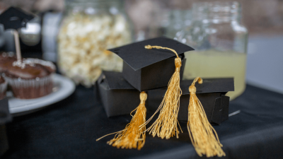 Sassari, ragazzo vestito da donna alla festa di laurea: “Insulti sessisti e battute omofobe”, poi la rissa