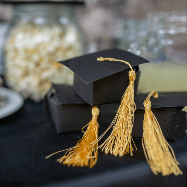 Sassari, ragazzo vestito da donna alla festa di laurea: “Insulti sessisti e battute omofobe”, poi la rissa