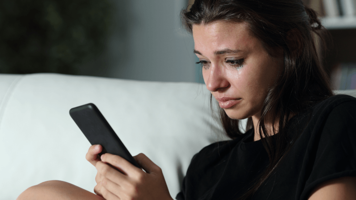 Insulti omofobi e transfobici online: cosa fare e come tutelarsi