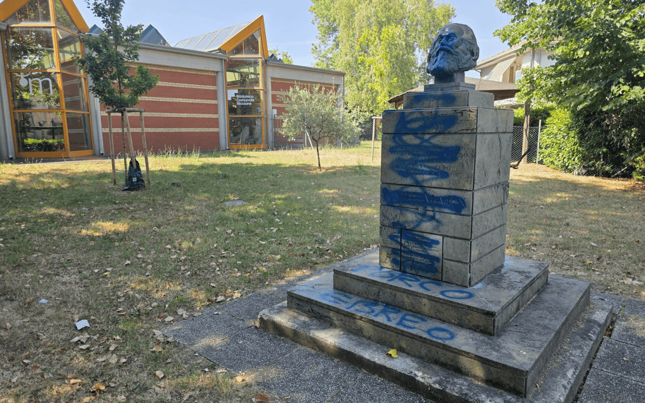 Busto di Karl Marx vandalizzato