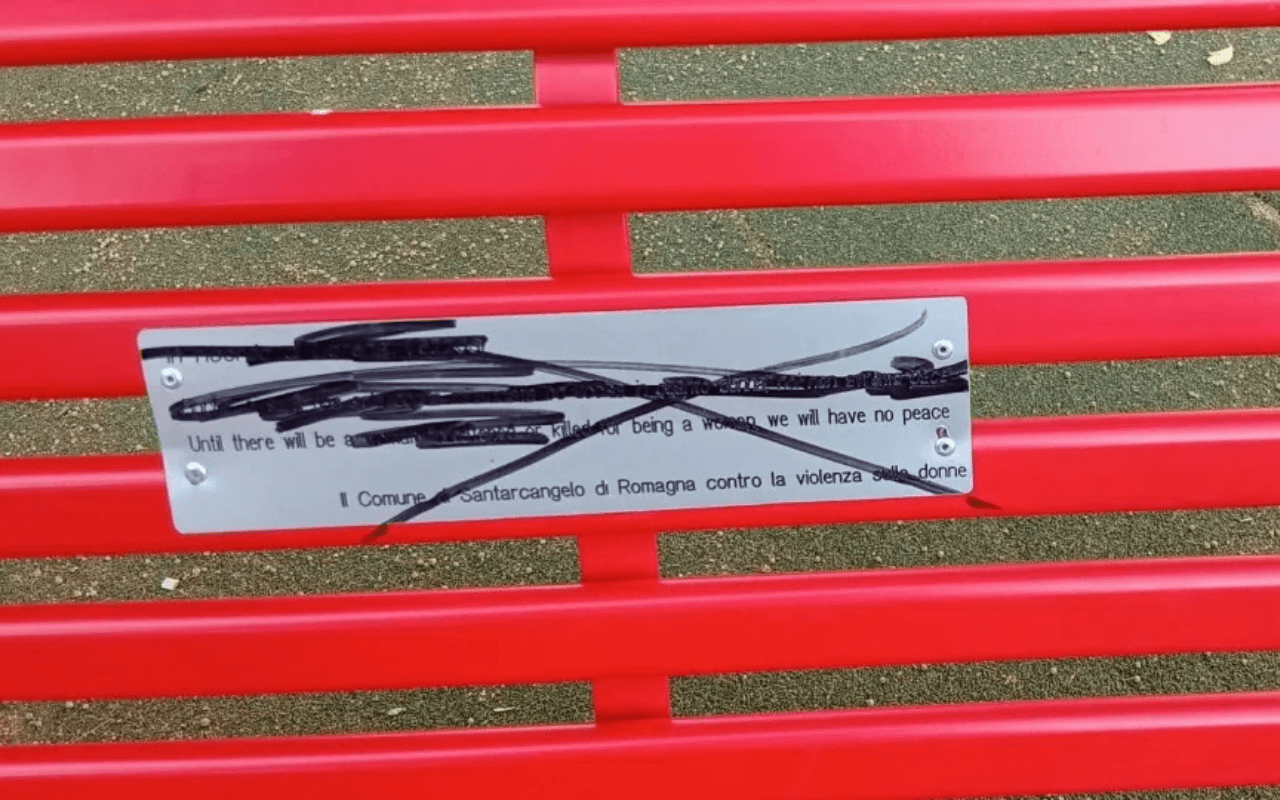 Panchina rossa imbrattata