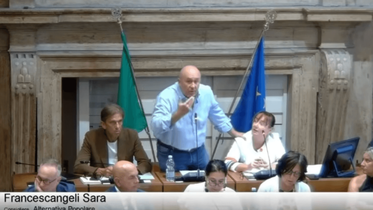 Il sindaco di Terni Stefano Bandecchi durante la seduta del Consiglio comunale
