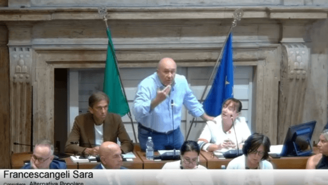 Terni, il sindaco Bandecchi nella bufera: “C’è una massa di fro*i”, frase omofoba e parole sessiste in Consiglio comunale