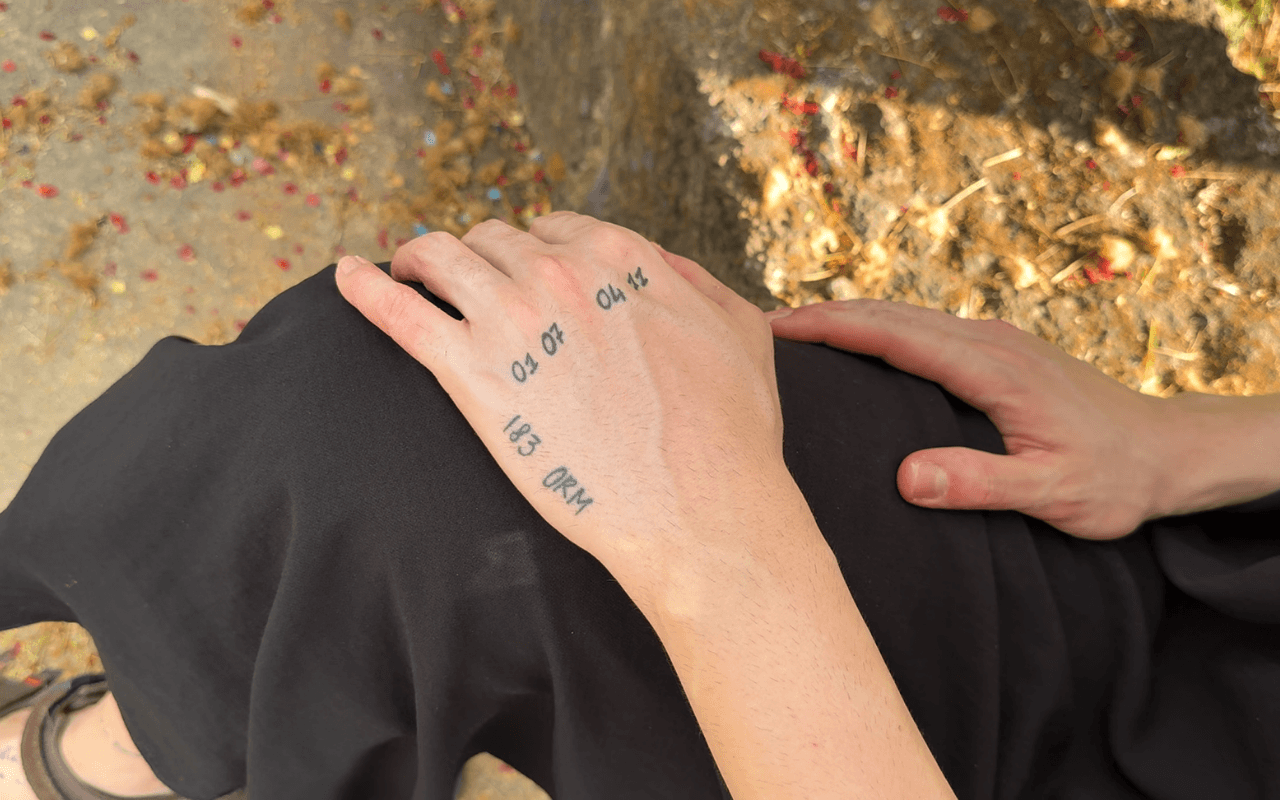 Generazione Queer, intervista a Sylvia Cry Her: “Mi sono sentita libera”. La ragazza trans che ha risposto all’odio senza urlare - tatuaggio sylvia - Gay.it