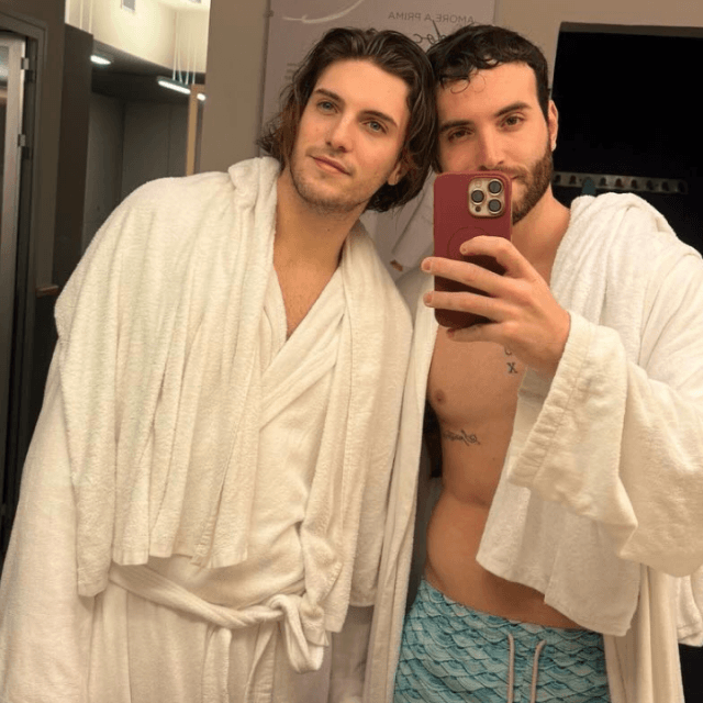 Tommaso Stanzani e Oreste Gaudio sempre più affiatati: la vacanza in Sardegna racconta una storia d’amore che continua a crescere