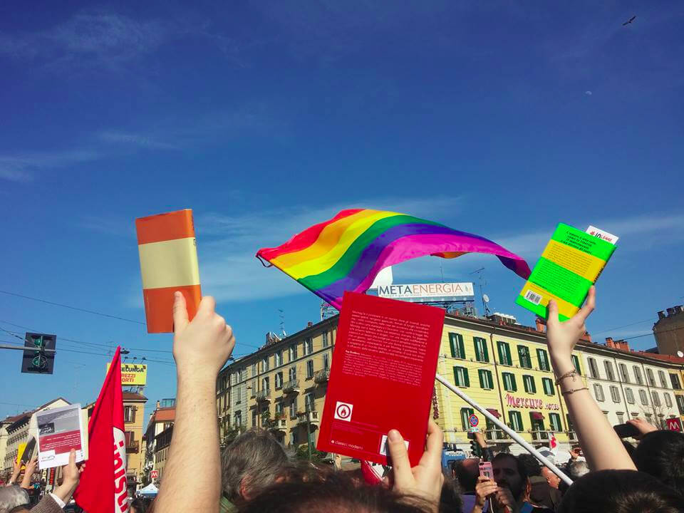 In 300 in piazza a Milano contro i roghi di libri di Forza Nuova