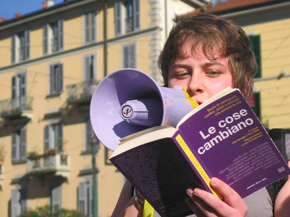 In 300 in piazza a Milano contro i roghi di libri di Forza Nuova