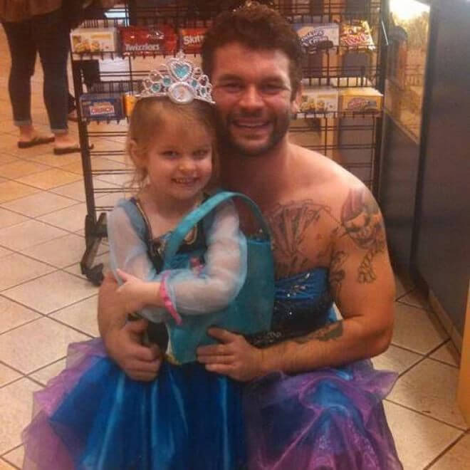 Lo zio si veste da Cenerentola e porta la nipotina al cinema [Foto]