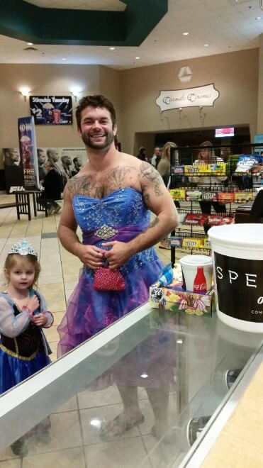 Lo zio si veste da Cenerentola e porta la nipotina al cinema [Foto]