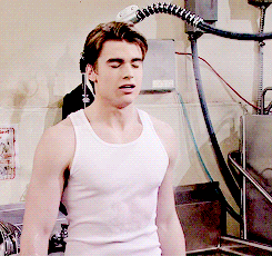 austin_falk_sexy_shower_2_broke_girls