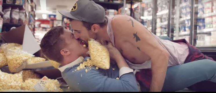 parlour_tricks_video_gay_supermercato