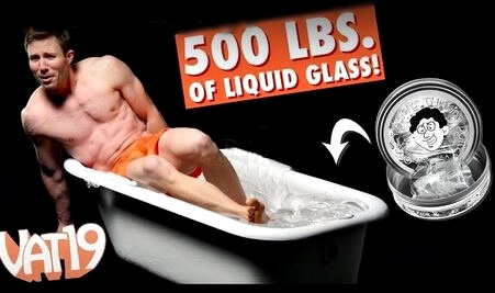 uomo_sexy_bagno_nel_vetro_liquido_spot