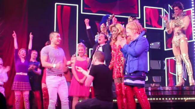 proposta_matrimonio_gay_kinky_boots_broadway